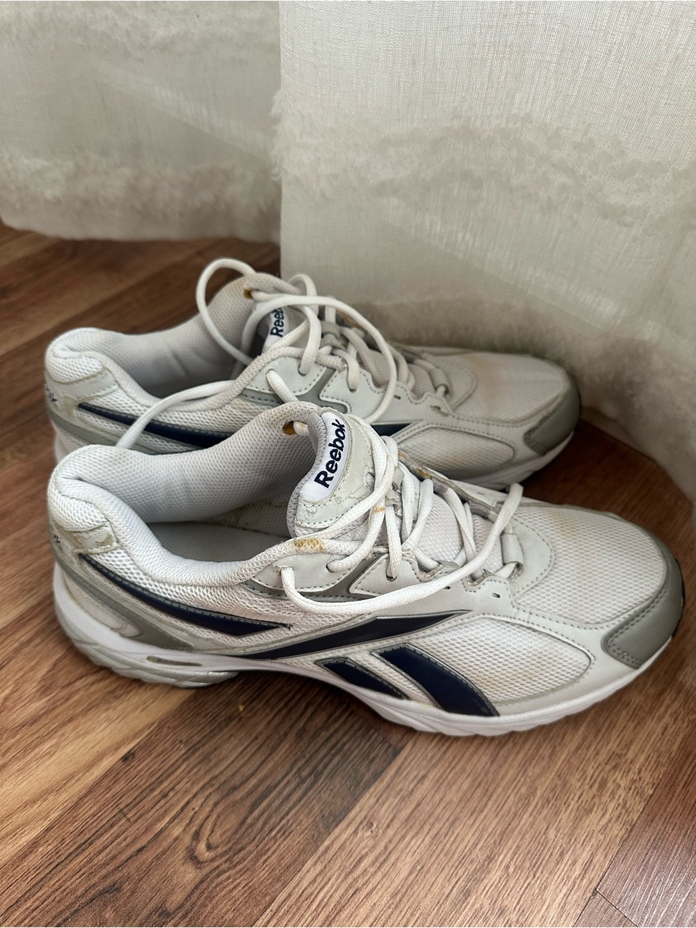 Reebok White and Navy Runner Sneakers Y2K Mens 10.5